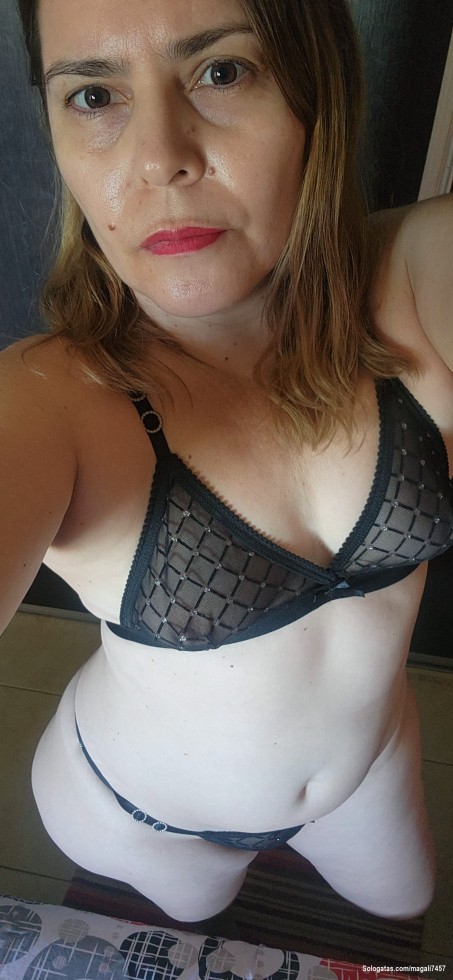 Estoy aceptando peticiones de vídeos personalizados y estoy dispuesta a tener un sexting profundo y picante durante las próximas horas 😈💦 Envíame un mensaje directo con tu idea más salvaje.